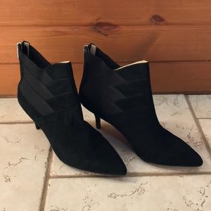 Adrienne Vittadini Sande black heel booties